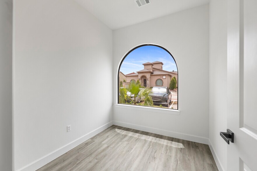 More Photos Of 284 Ed English Dr, Shenandoah Medical For Sale