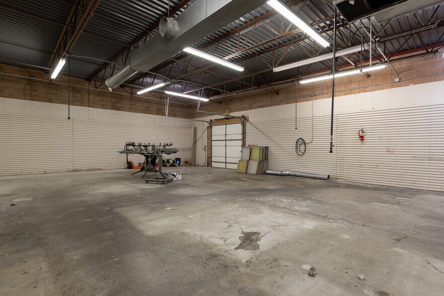 More Photos Of 8445 N Main St, Kansas City Freestanding For Lease