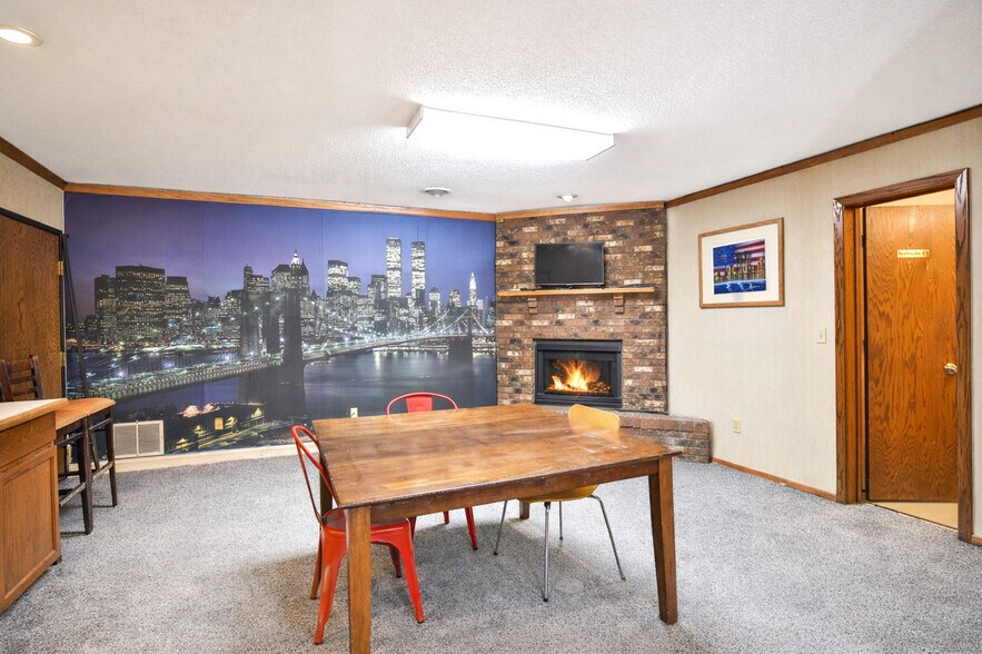 More Photos Of 2102 E Main St, Albert Lea Hotel For Sale