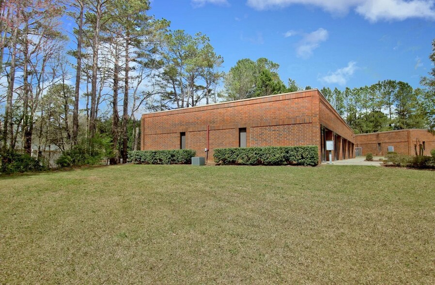 More Photos Of 120 Commerce Cir, Fayetteville Office For Sale