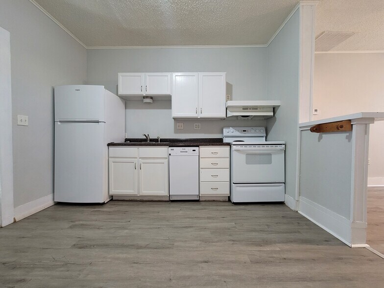 More Photos Of 401 Main St, Brownwood Apartments For Sale