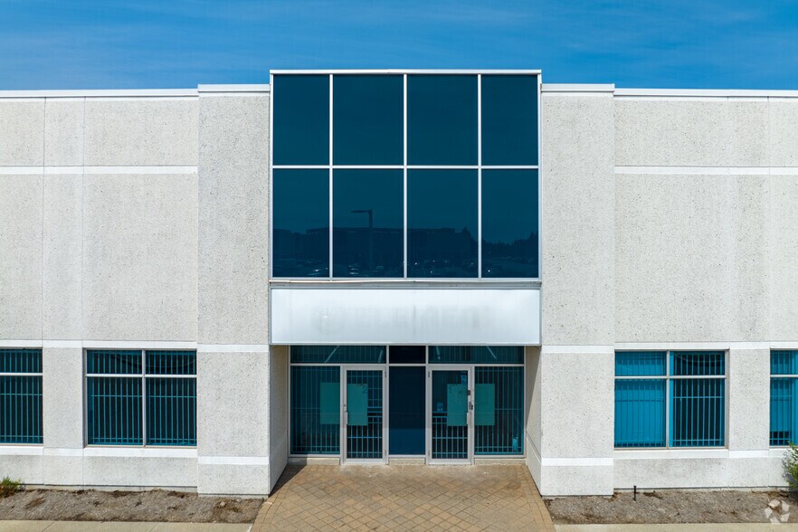 More Photos Of 3330 Ridgeway Dr, Mississauga Warehouse For Lease