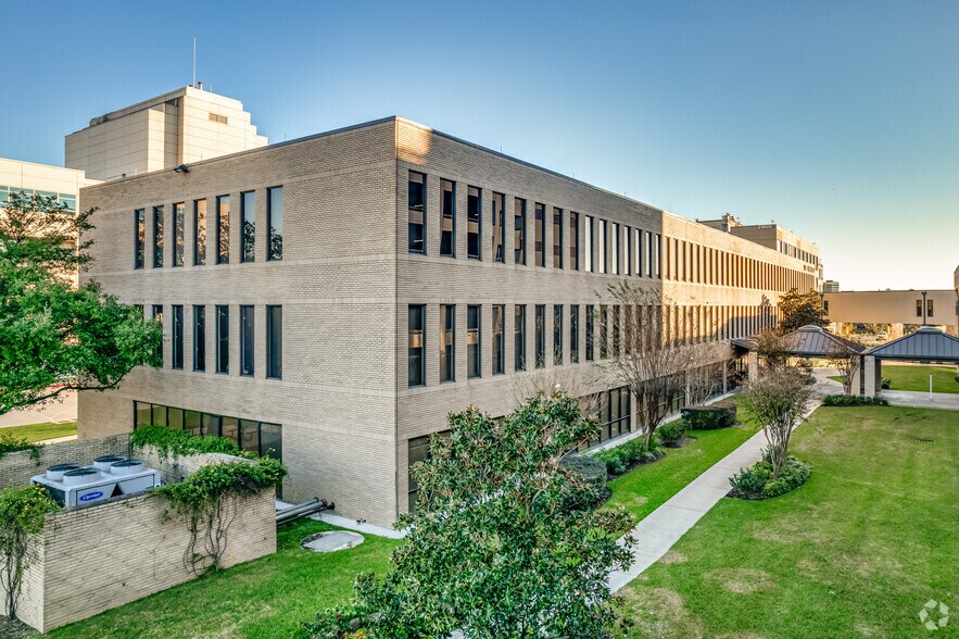 More Photos Of 1740 W 27th St, Houston Medical For Lease