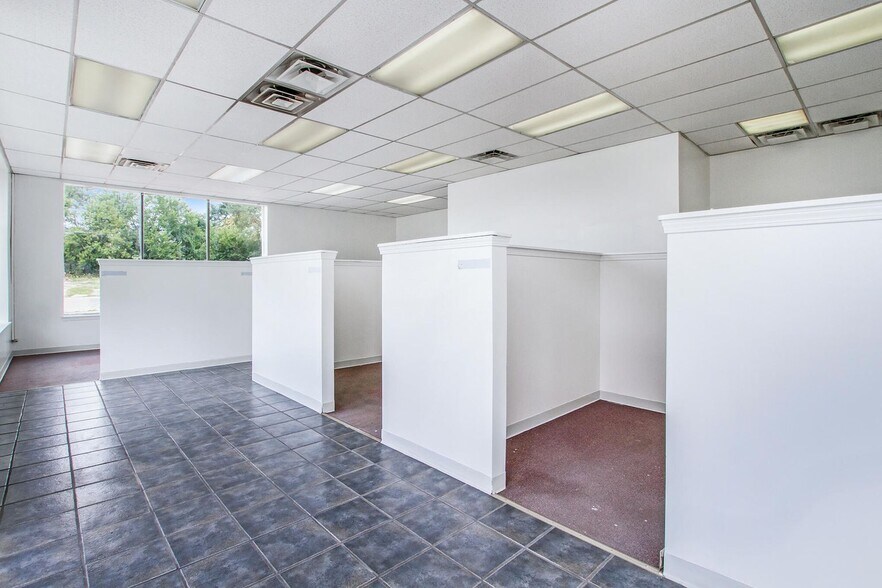 More Photos Of 600 N Clark St, Albion Auto Dealership For Sale