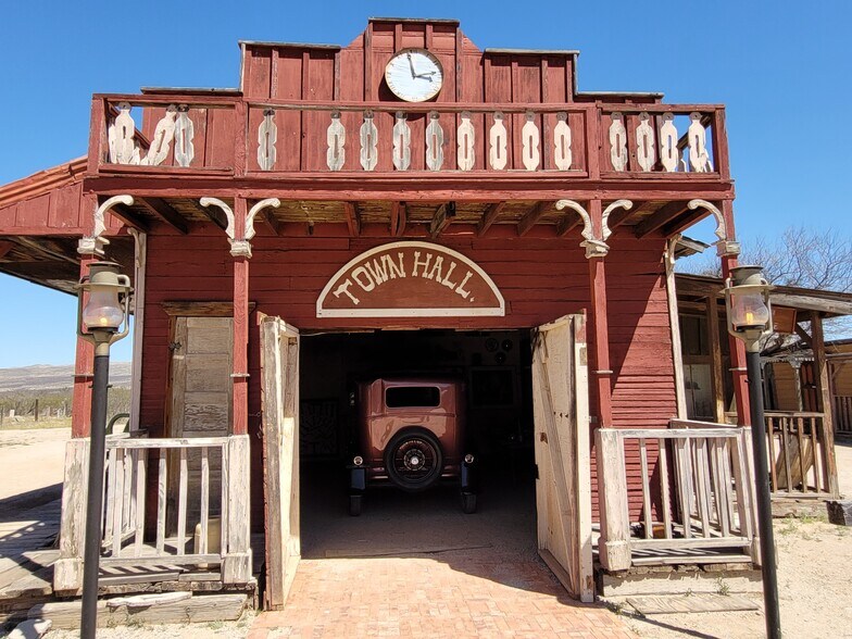 More Photos Of 331 W Rockspring Ln, Benson Movie Radio TVStudio For Sale