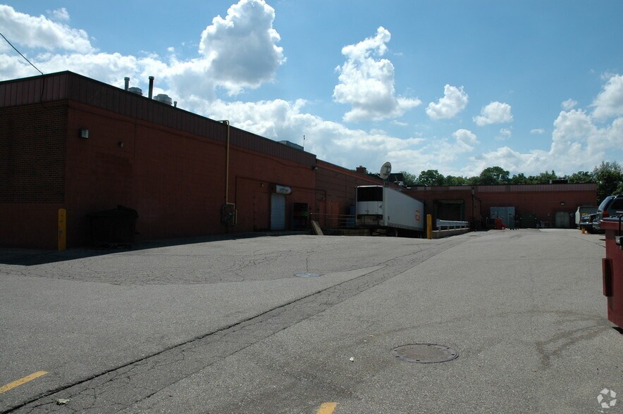 More Photos Of 3596 W Maple Rd, Bloomfield Hills Freestanding For Lease