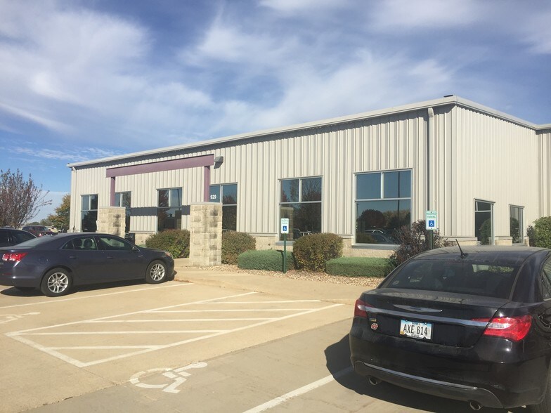 More Photos Of 921-929 Marthas Way, Hiawatha Light Distribution For Sale