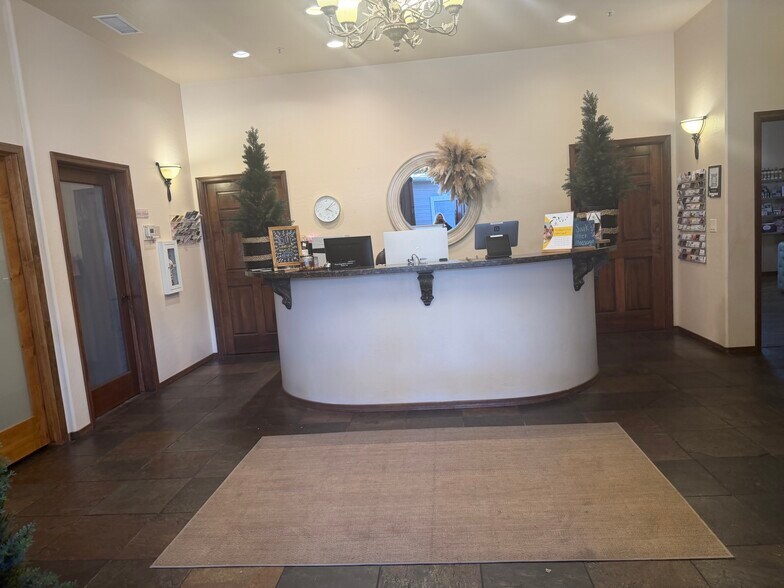 More Photos Of 2450 S White Mountain Rd, Show Low Showroom For Lease