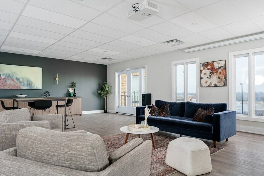 More Photos Of 410-420 N Service Rd E, Oakville Office For Sale