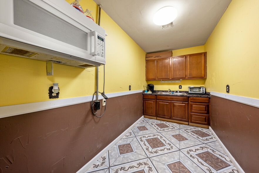 More Photos Of 3715 Bellmead Dr, Bellmead Office For Sale