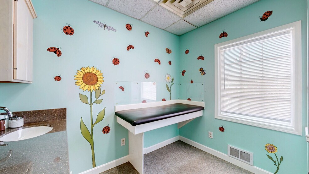 More Photos Of 1701 Spring St, Jeffersonville Medical For Sale