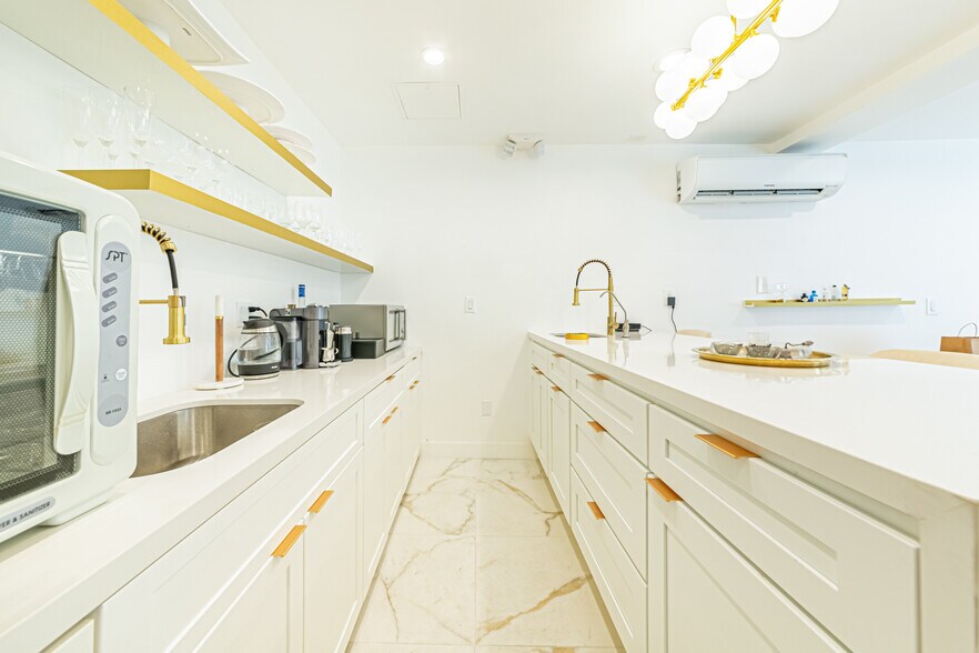 More Photos Of 330 N Western Ave, Los Angeles Storefront Retail Office For Lease