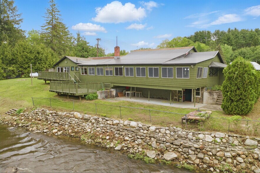 More Photos Of 200 Worthington Rd, Huntington Restaurant For Sale