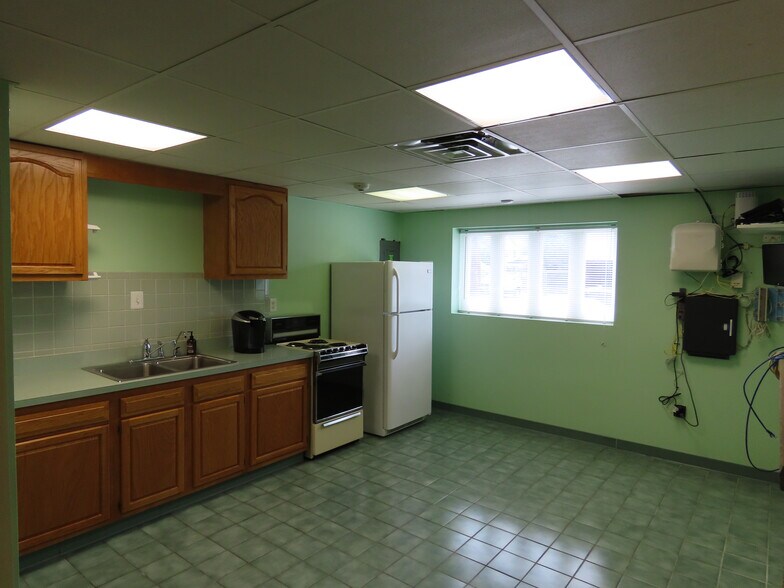 More Photos Of 329 Otter St, Bristol Flex For Lease