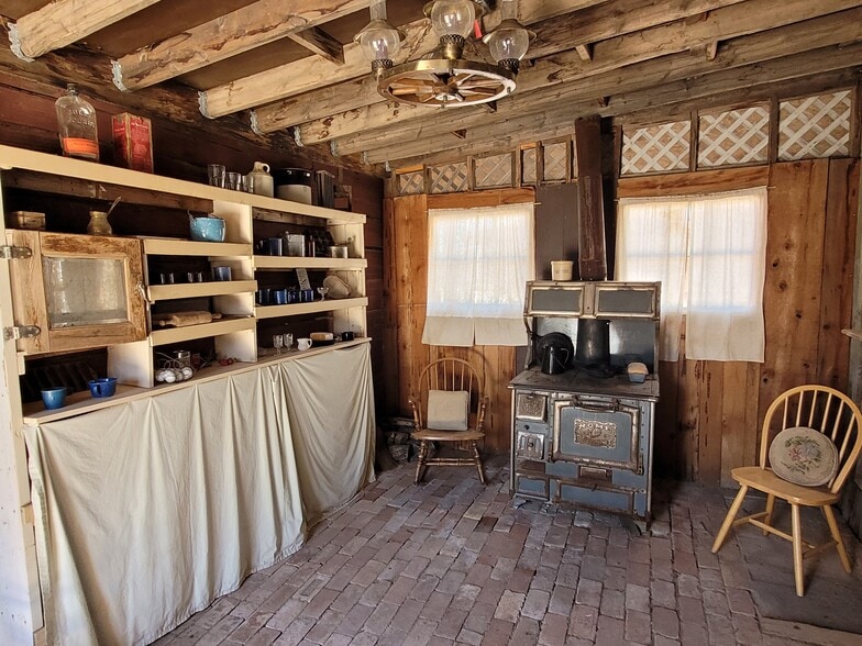 More Photos Of 331 W Rockspring Ln, Benson Movie Radio TVStudio For Sale