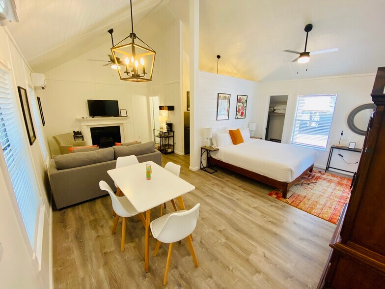 More Photos Of 104 Scudder Ln, Wimberley Hotel For Sale