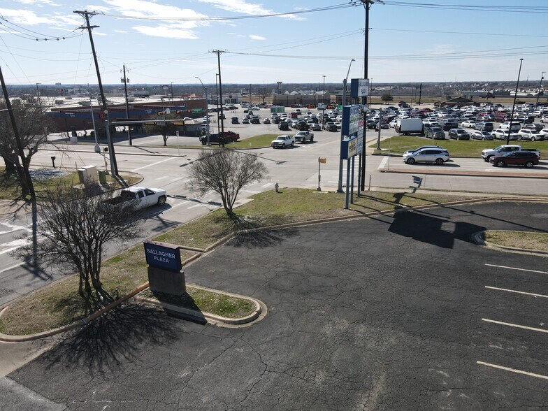 More Photos Of 809 Gallagher Dr, Sherman General Retail For Sale