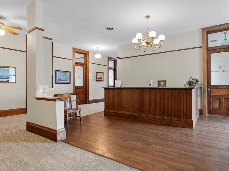 More Photos Of 921-931 8th St, Manitowoc Office For Sale