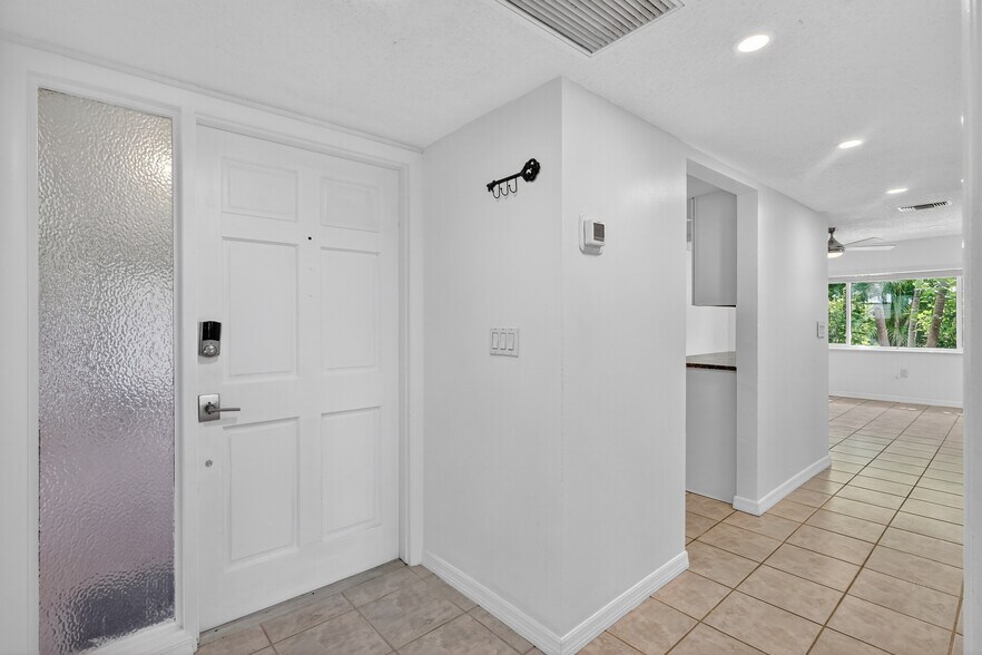 More Photos Of 1884 Southpointe Dr, Sarasota Apartments For Sale