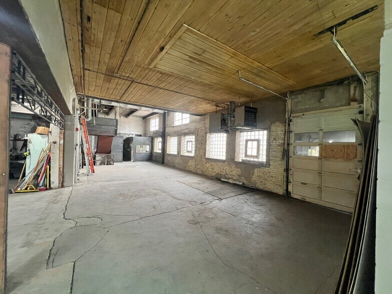 More Photos Of 1032-1038 12th Ave, Grafton Flex For Lease