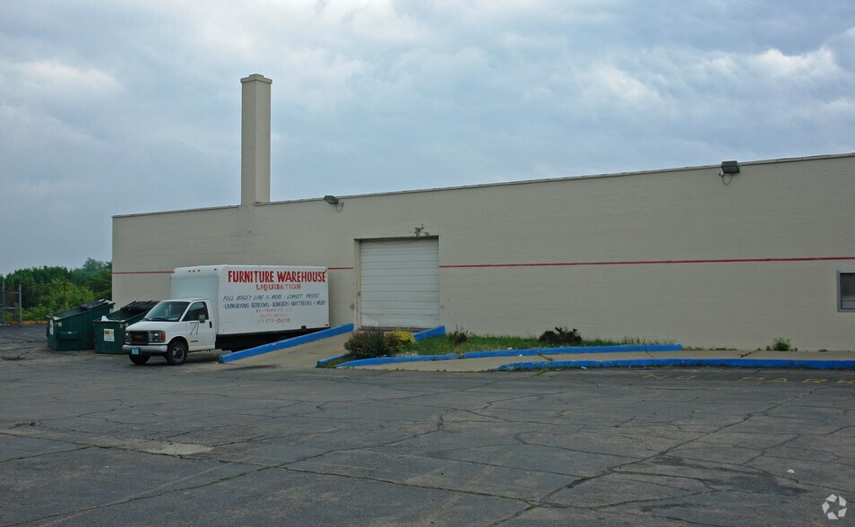 More Photos Of 1610 Washington Ave, Racine Freestanding For Lease