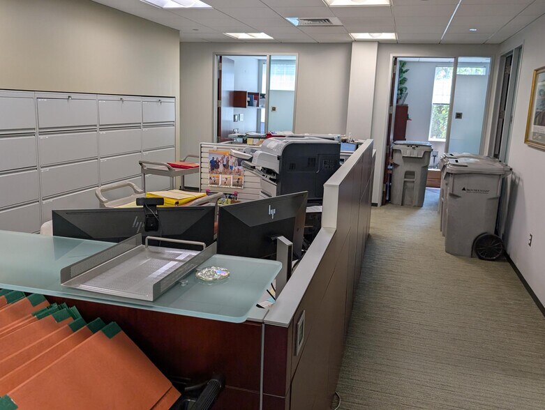 More Photos Of 1471 Iyannough Rd, Hyannis Office For Lease