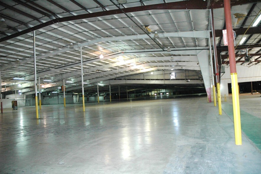 More Photos Of 410 S River St, Calhoun Warehouse For Sale