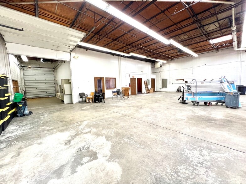 More Photos Of 2039 Foster Ave, Wheeling Warehouse For Lease