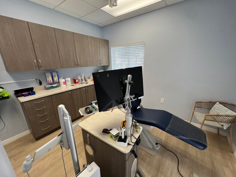 More Photos Of 13135 Kings Lake Dr, Gibsonton Medical For Lease