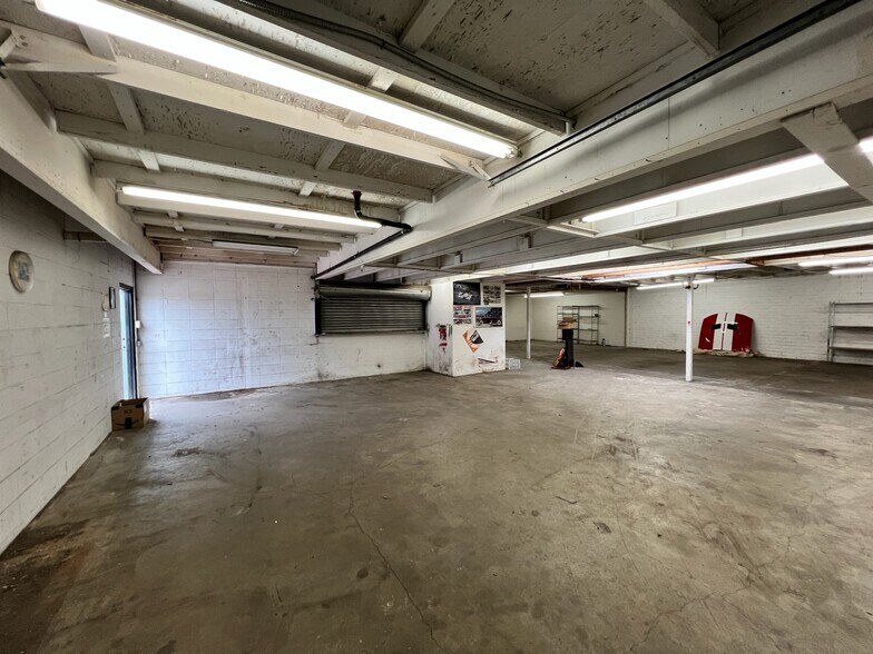 More Photos Of 1858 E Thompson Blvd, Ventura Auto Dealership For Lease