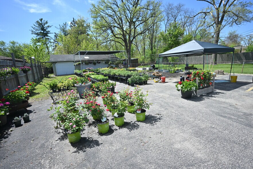 More Photos Of 310 W Irving Park Rd, Wood Dale General Retail For Sale