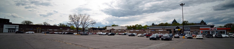 More Photos Of 2485-2541 Boul Sainte-Anne, Québec Storefront For Lease