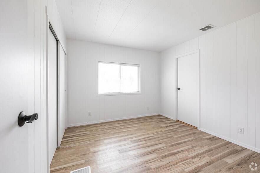 More Photos Of 1762 S Adams Dr, Madras Manufacturing For Sale