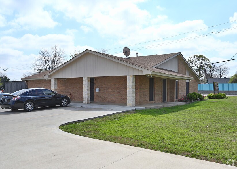 Primary Photo Of 1701 E Arkansas Ln, Arlington Veterinarian Kennel For Sale