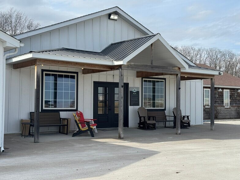 More Photos Of 2015 N Missouri St, Macon Restaurant For Sale