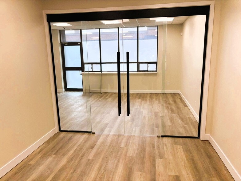 More Photos Of 90 Esna Park Dr, Markham Service For Lease