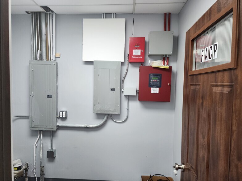 More Photos Of 1280-1330 Powis Rd, West Chicago Truck Terminal For Sale