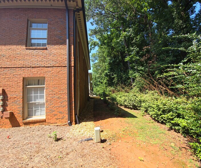 More Photos Of 2866 Johnson Ferry Rd, Marietta Office Residential For Lease