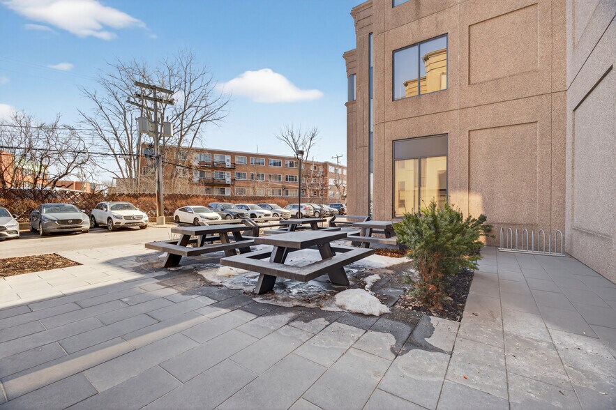 More Photos Of 455 Boul Fénelon, Dorval Medical For Lease