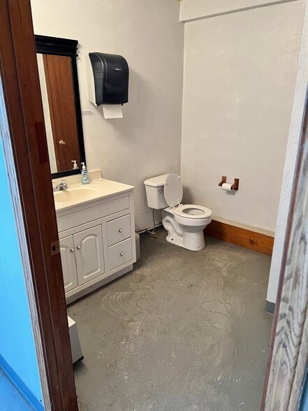 More Photos Of 317 S Main St, Lindsay General Retail For Sale