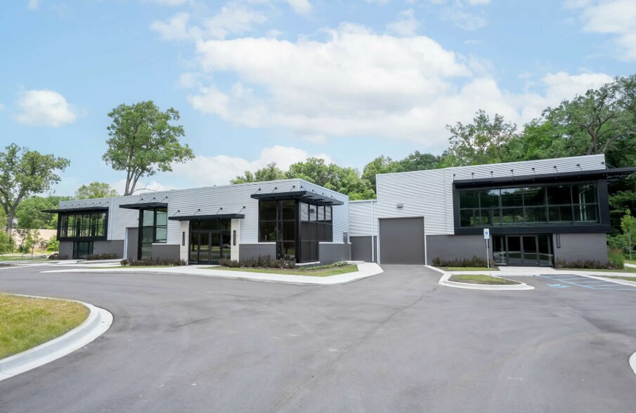 Primary Photo Of 16350 Northville Rd, Plymouth Showroom For Sale