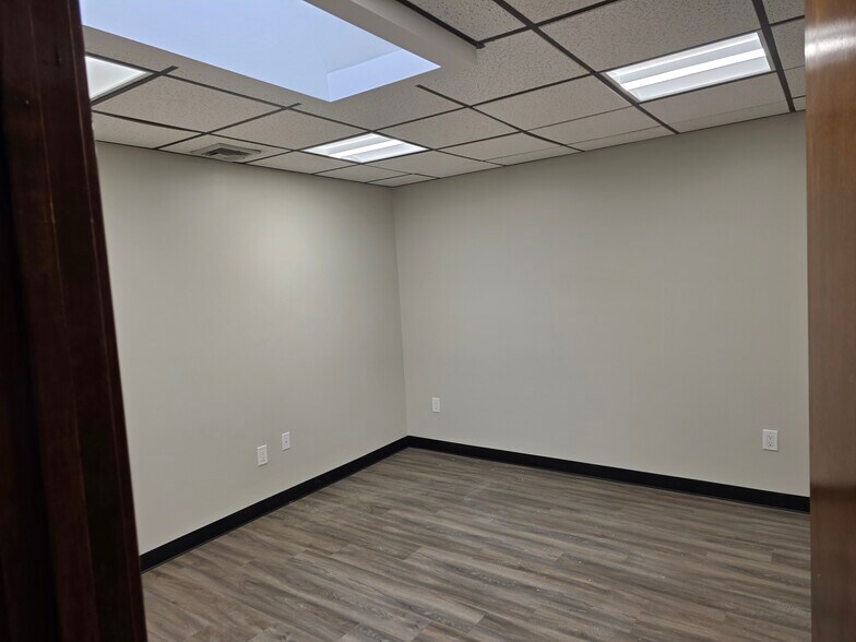 More Photos Of 98 Willis Ave, Mineola Office For Lease