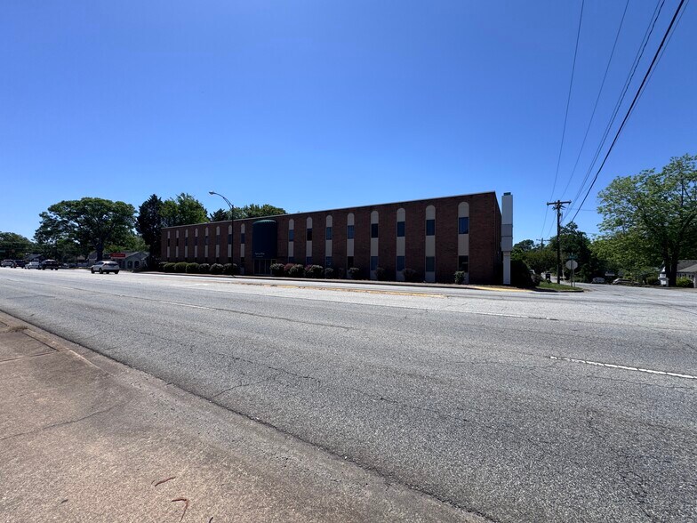 More Photos Of 2315 N Main St, Anderson Office For Lease