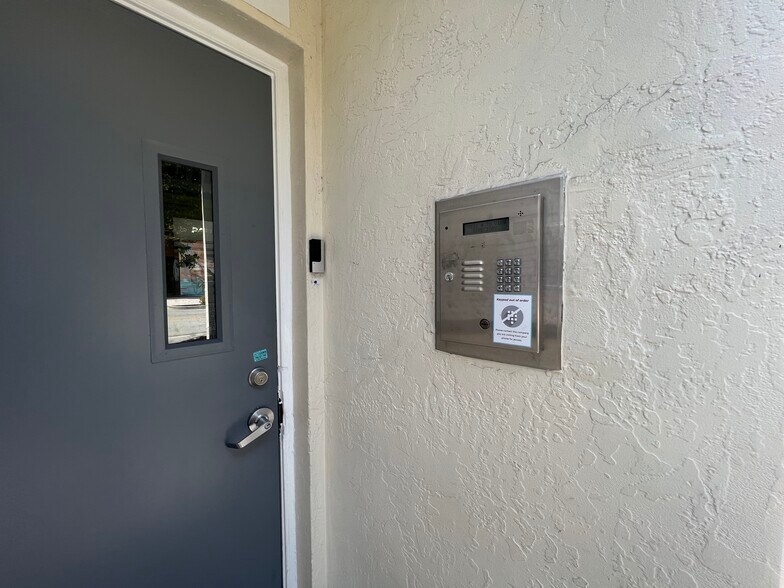 More Photos Of 1918 Harrison St, Hollywood Loft Creative Space For Lease