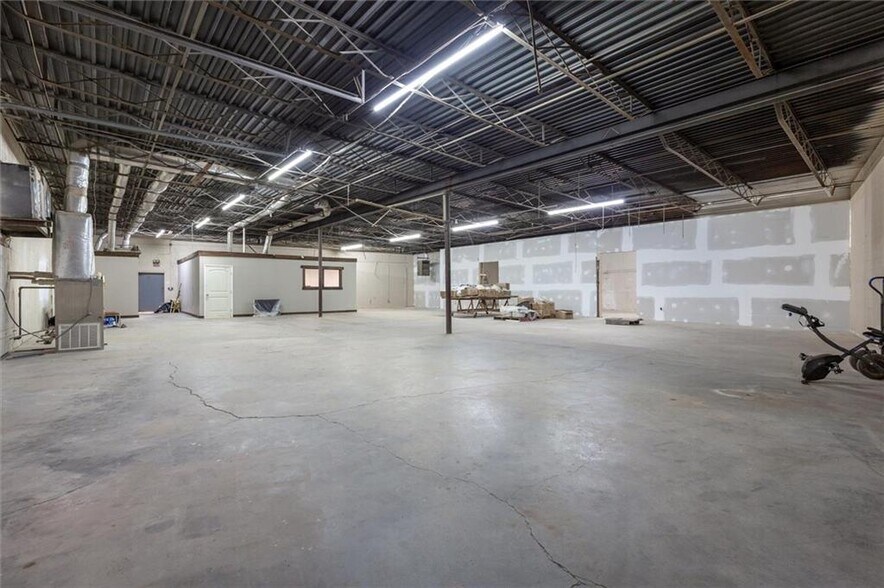 More Photos Of 306 US 123 Byp, Seneca Manufacturing For Lease