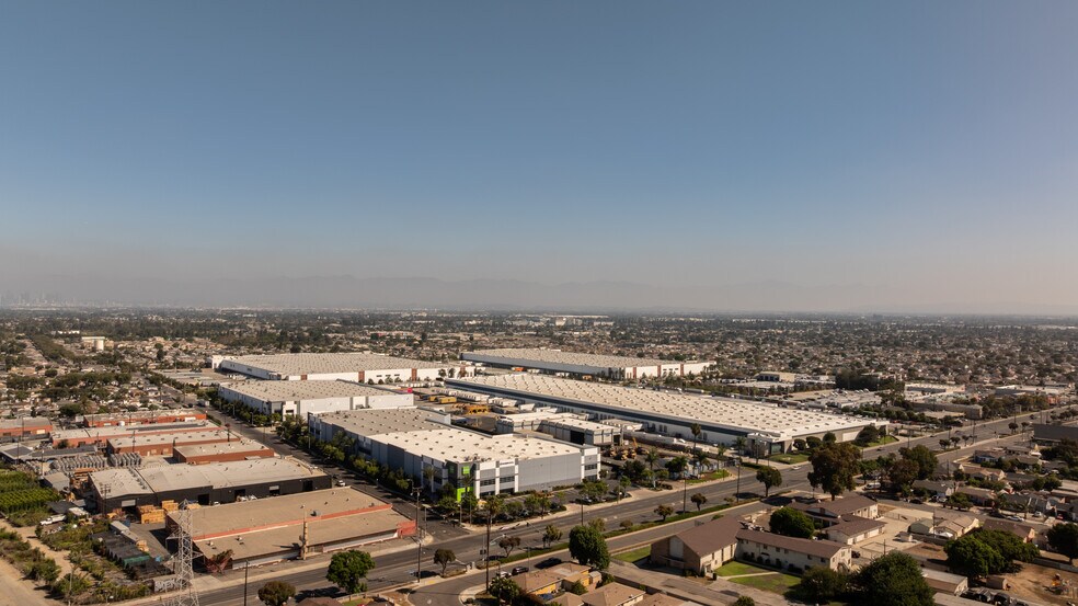 More Photos Of 2517 W Rosecrans Ave, Los Angeles Warehouse For Lease