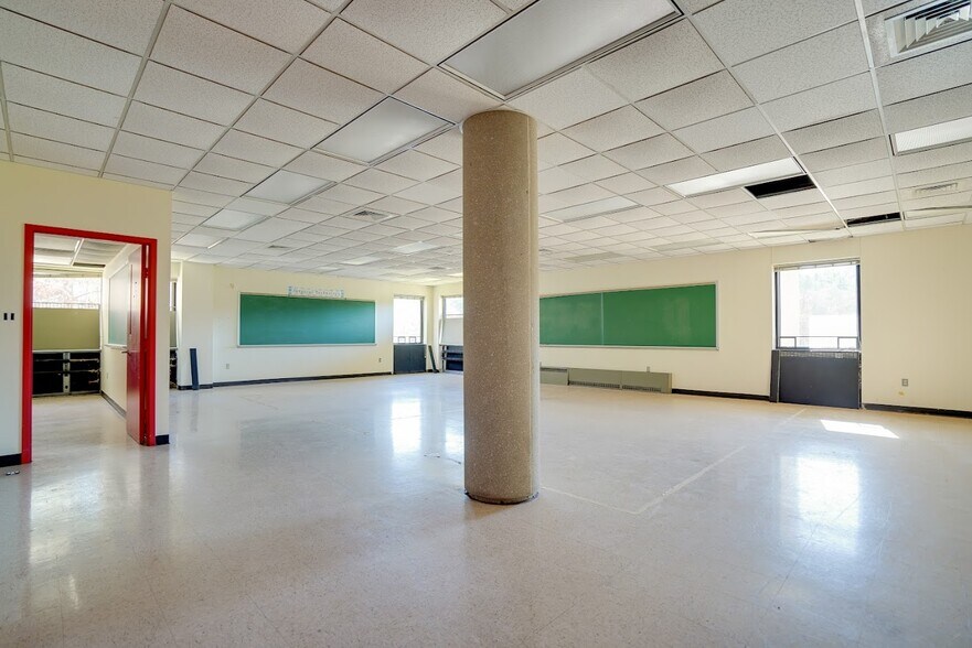 More Photos Of 275 Portsmouth Ave, Stratham Light Manufacturing For Sale