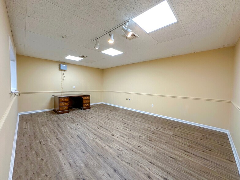 More Photos Of 1300 Industrial Blvd, Southampton Light Distribution For Lease