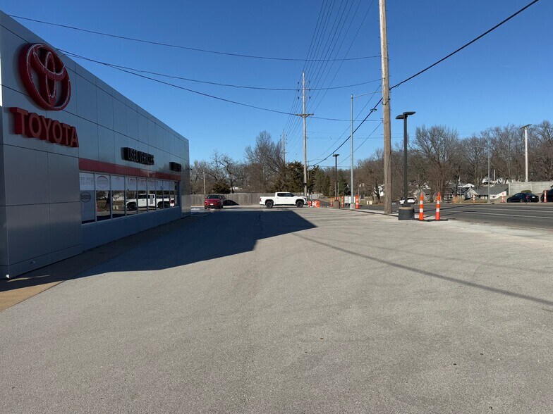 More Photos Of 10811 Manchester Rd, Kirkwood Auto Dealership For Sale