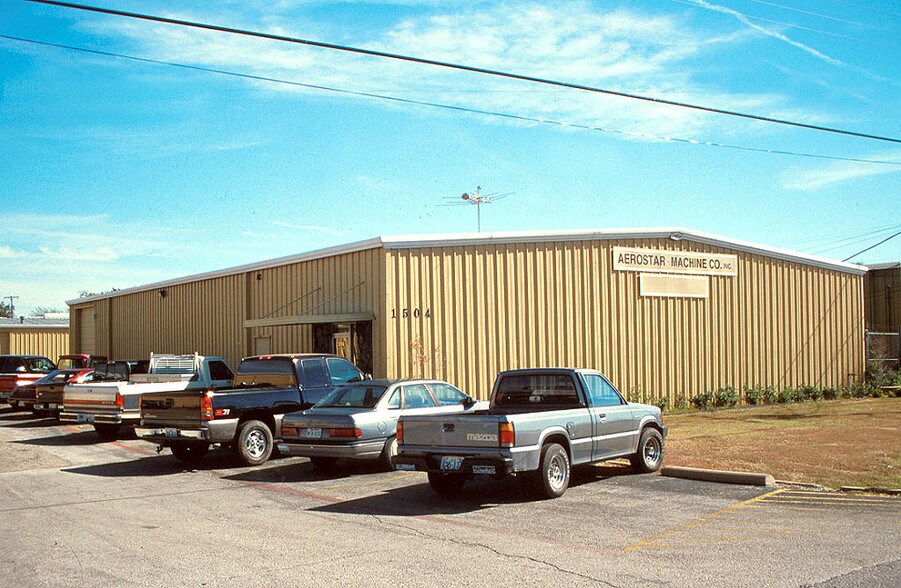 Primary Photo Of 1502 S I-35 E, Lancaster Warehouse For Lease